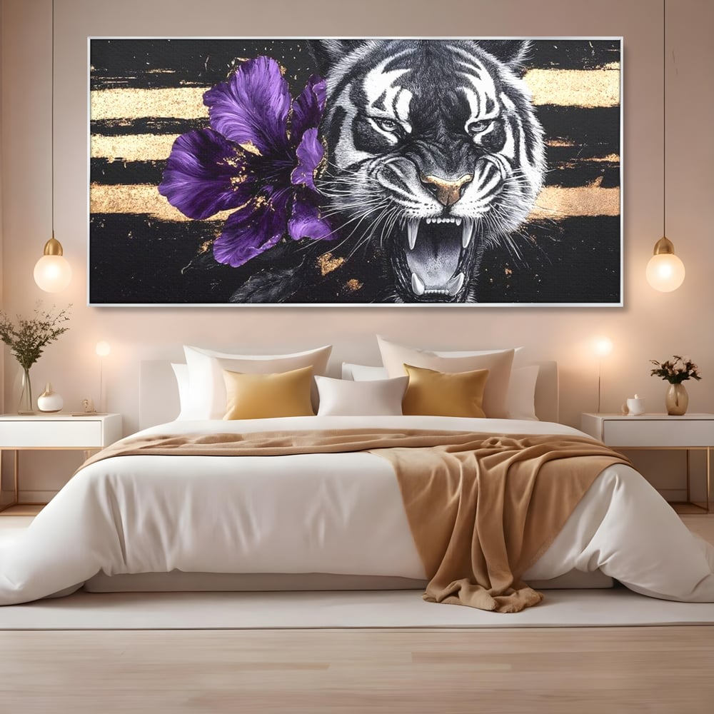 Tablou canvas cu tablou canvas cu tigru si iris violet, in rama de aluminiu argintiu, pe perete intr-un dormitor